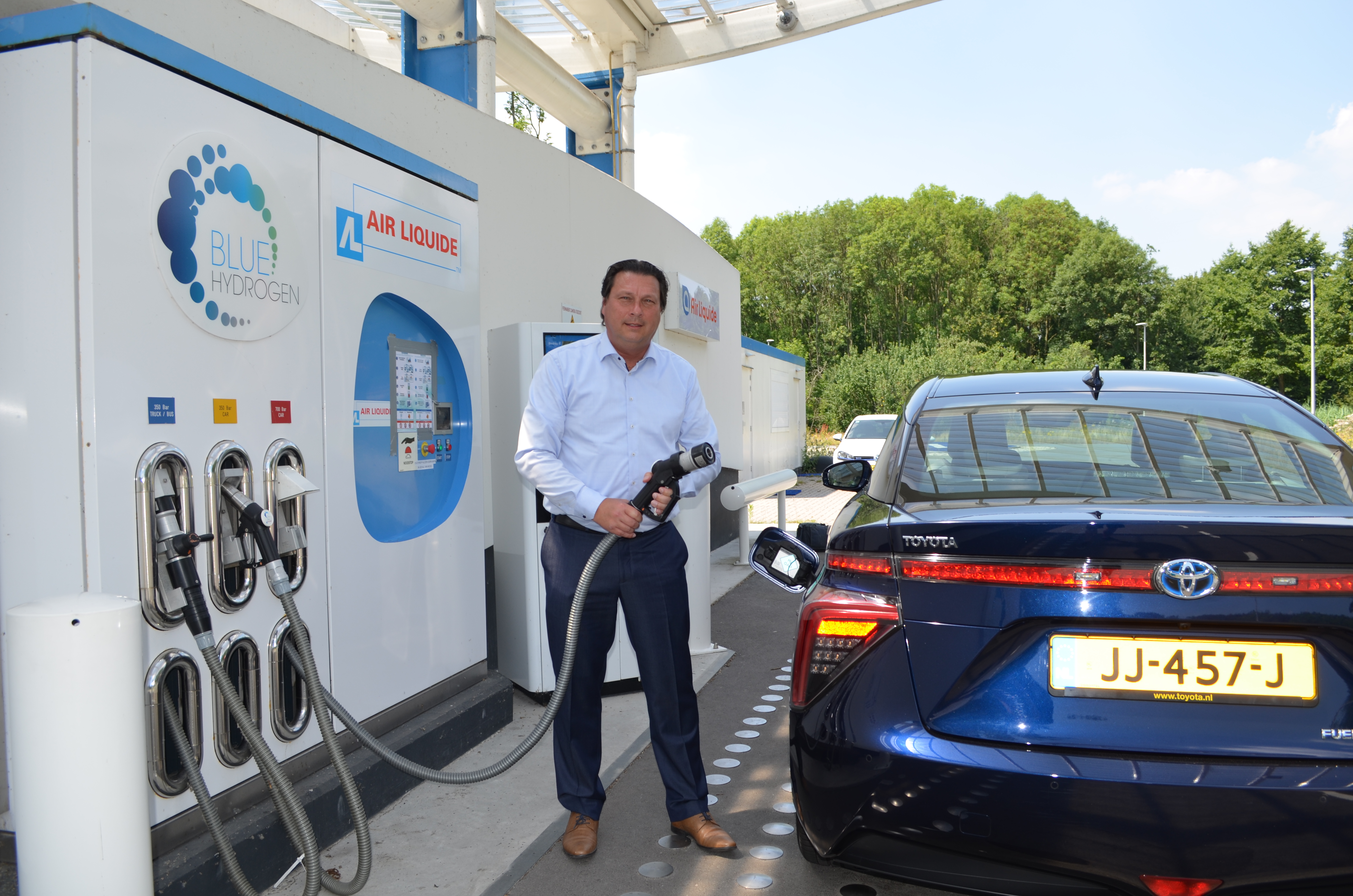 Het waterstof tankstation in Rhoon, met vulpistolen, slangen en break away koppelingen van Teesing.