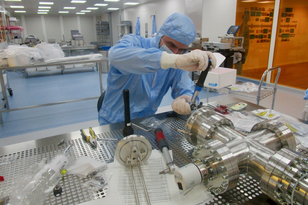 Vacuüm kamer tijdens assemblage in onze cleanroom.